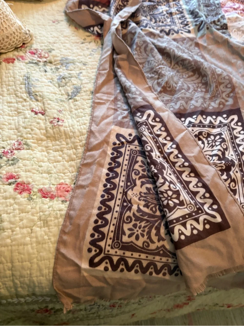 Do everything in love Multicolor Bandana-Print Kimono — Neutral & Purple Accents